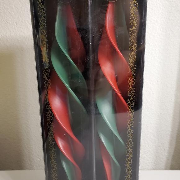 1 Pair Of Christmas 12 Inch Red And Green Wax Candles Feather Twist Taper Unused - Picture 2 of 8